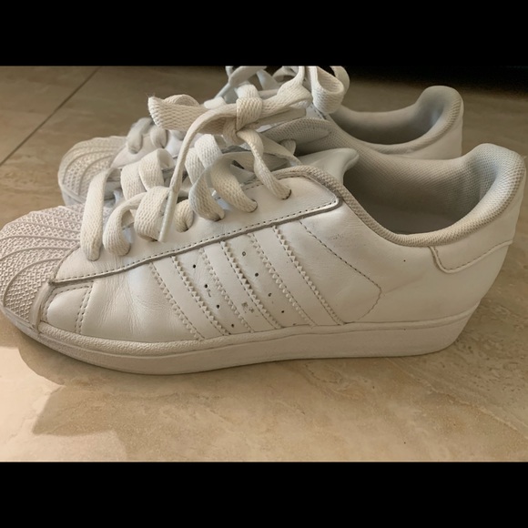 Big Boy or Girl Shell Toe Adidas - Picture 5 of 6